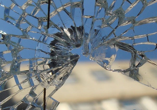 Новость - События - В Днепропетровске пьяный клиент разбил стекла в кафе