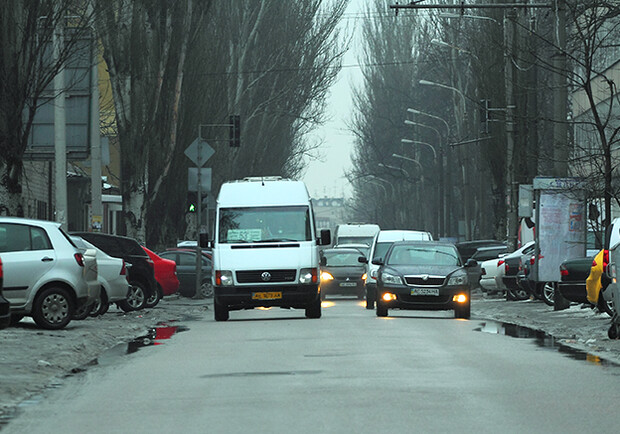 Движение транспорта в Днепропетровске. Фото Дениса Моторина
