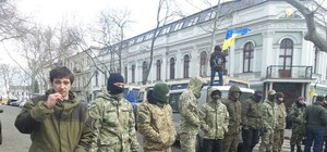 В центре Одессы люди в камуфляже перекрыли улицу (ФОТО)