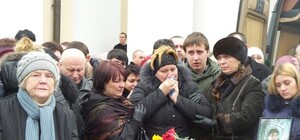 Одесситы на коленях провели в последний путь двух бойцов 