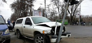 В центре Днепропетровска белый Dodge врезался в светофор