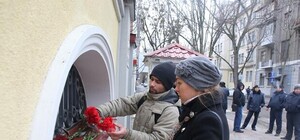 Харьковчане несут цветы к консульству РФ в память о Немцове