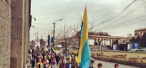 По городу бегали спортсмены