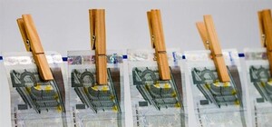 Як розважаються у Львові: в місті просто на вулицях вішають прищепки з грошима