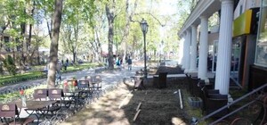 Тротуары пешеходам: в центре Одессы снесли летние площадки кафе и бара (ФОТО)