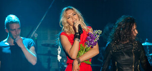 Вера Брежнева искупалась в одесском дельфинарии