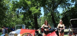 Красотки, ретро автомобили и ...мяч: 