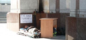 Под стелой на Майдане уже 22 день голодает крымчанин