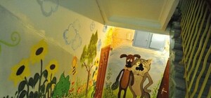 Фоторепортаж: В центре города на стенах подъезда 