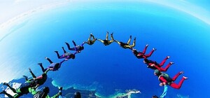 Прыгнуть с высоты и построить фигуры: под Харьковом собираются установить парашютный рекорд Украины