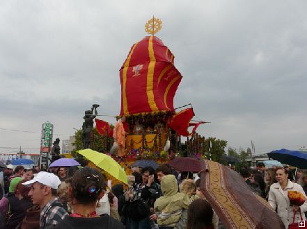  Прикоснуться к колеснице и обеспечить себе счастливый год старались и прохожие, и милиционеры. Фото с сайта dnepr.info