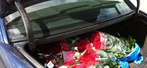 Закохана пара у чорному BMW дарувала квіти жінкам та військовим