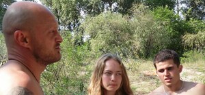 Вместо домов хижины, вместо курицы - лягушка: как участники Wild Summer живут на острове