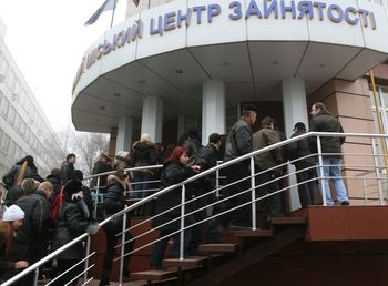 Возле центра занятости случаются очереди. Фото с сайта salon.ua