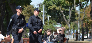 У Львові хулігани покусали поліцейських та подерли на них одяг