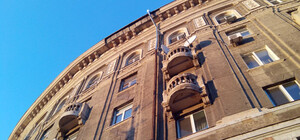 На проспекте Карла Маркса на головы людям летели камни