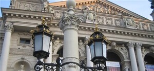 Сторічні львівські ліхтарі після реставрації повертають на старе місце