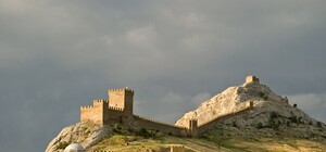 В Судаке упала часть древней башни Генуэзской крепости