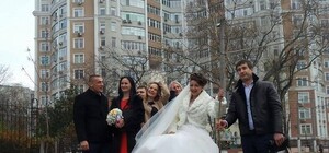 Одесситы задают новый тренд: молодожены высадили деревья на Французском бульваре