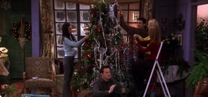 В СЭС рассказали о качестве елочных игрушек и сладостях