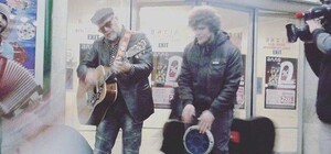 Видео дня: Борис Гребенщиков спел в киевском метро