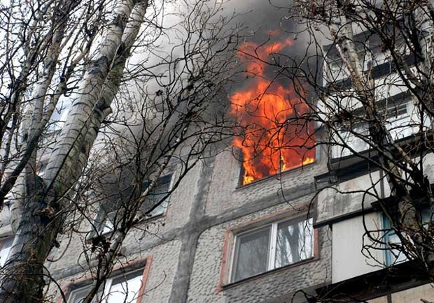 Новость - События - В пятиэтажном доме загорелась квартира: есть пострадавшие