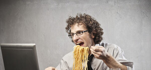 Не отходя от монитора: Vgorode протестировал пять служб доставки еды в офис