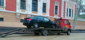 Перед днем всех влюбленных: пьяная парочка на иномарке врезалась в клумбы возле мэрии