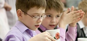 Только чай с булочкой: учеников младших классов оставят без горячих завтраков