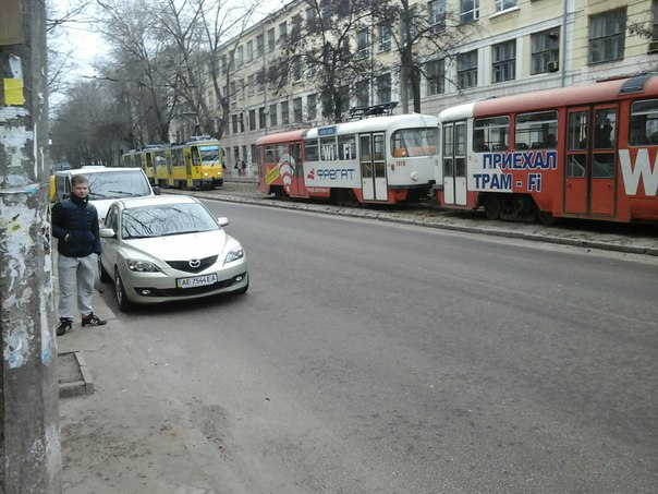 В сторону центра небольшая трамвайная пробка/Евгений Азеев