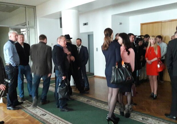 Мэр и губернатор закрылись в зале и никого не пускают/Екатерина Збарская 