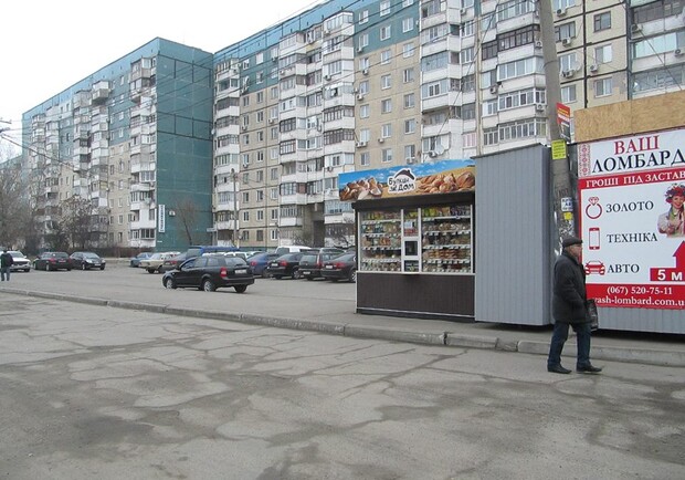 Люди вынужденны идти по дороге, так как на тротуаре из-за ларька практически нет места/FB Настя Сусленкова