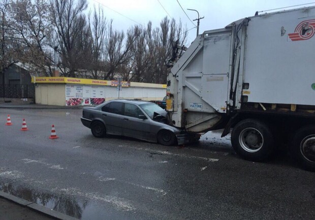 Новость - События - ДТП на Байкальской: автомобиль въехал в мусоровоз