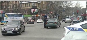 В центре Днепра Lexus ехал по встречке на глазах у полиции