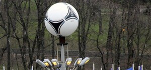 Получи ответ: почему на Европейской площади днем горят фонари