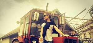 Свині та трактор: як Ольга Фреймут побувала у рідному селі (фоторепортаж)