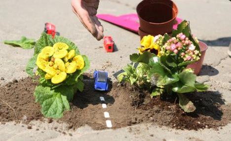 В Киеве, например, ямы засадили цветами. Фото: ua.comments.ua 