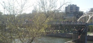 Посмотри на город с высоты: кто такие слэклайнеры и как ими стать