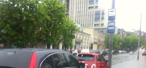 На Фабра продолжают парковать авто на остановках