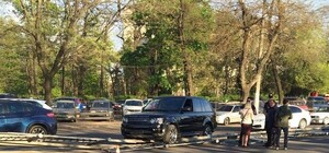 Мажоры на Range Rover влетели в отбойник возле вокзала в Одессе