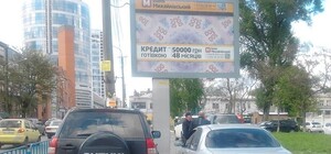 В центре автомобили перегораживают проход
