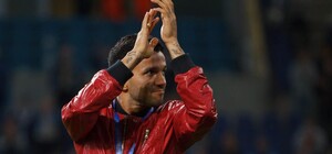 Мужчина в красном: Матеус удивил своей одеждой на матче Днепра