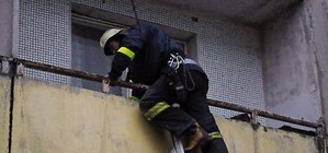 До хворого львів'янина медики добирались пожежною драбиною