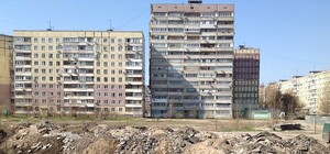 Бомжи, вода в котловане, амброзия: жители Красного камня 8 лет страдали от заброшенной стройки