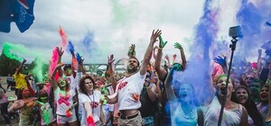 Синие, белые, красные: узнай, когда и почему в Днепре будет много разноцветных людей