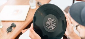 Оцени: Петриковка разрисовала пластинки украинских музыкантов