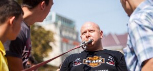 Львівський силач протягнув зубами чотири вагони з дітьми (фото)