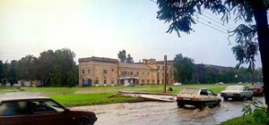 Плавающие автомобили, затопленный супермаркет и летающая крыша: последствия урагана в Харькове (фото, видео)