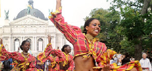 Марш-парад колективів, мультимедійна інсталяція, пригощання шоколадом: у Львові стартував фестиваль 