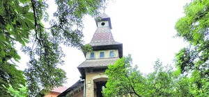 Столетний дом с башней, коттеджный городок и нарядная 